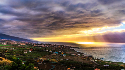 Im Norden von Teneriffa eine typische Abendstimmung und der Sonnenuntergang