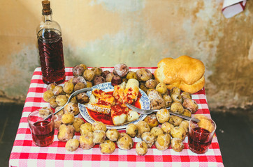 Schrumpf Kartoffeln, Fisch mit mojo, Brot und Rotwein ein typisches Kanarisches Essen