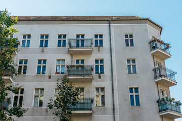 Obraz premium white corner house with steel balconies