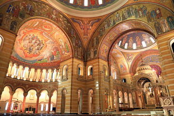 Fototapeta na wymiar St. Louis, Missouri, USA - August 18, 2017: Sanctuary of the Cathedral Basilica of Saint Louis on Lindell Boulevard in St. Louis, Missouri.