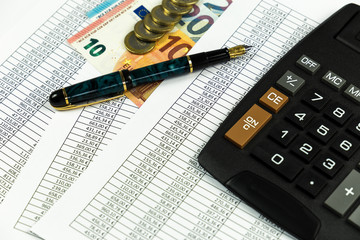 Geld, Finanzen, Steuern berechnen mit Taschenrechner vor weißem Hintergrund
