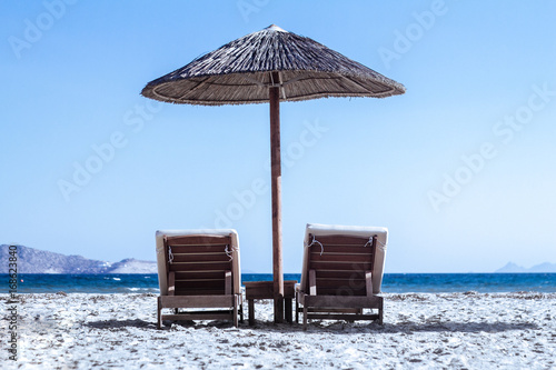 "Strand Schirm Strandliegen" Stockfotos und lizenzfreie Bilder auf