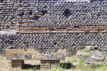 Archaeological site of Ostia Antica: Wall with chromatic decorations and sarcophagus