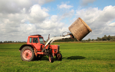 roter traktor mit heuballen