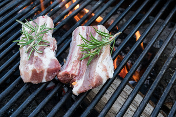 due costine motlo grandi sulla griglia a fuoco motlo fortecon barbecue ,rosmarino e sale 