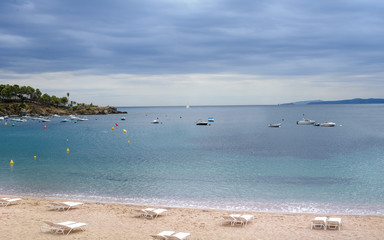 Playa de La Almadrava en Roses: Navegando por la Costa Brava en Alt Emporda, Roses,parque Natural Cap de Creus, Cataluña, España