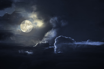 Bewolkte volle maan & 39 s nachts