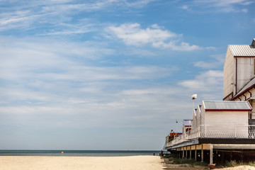 Obraz premium Spectacular pier on a beautiful beach on a sunny summer day