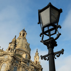 Fototapeta na wymiar Straßenlampe aus Gußeisen mit Frauenkirche in Dresden