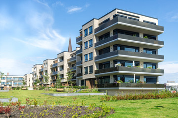 Moderne Wohnhäuser in der Stadt am Park