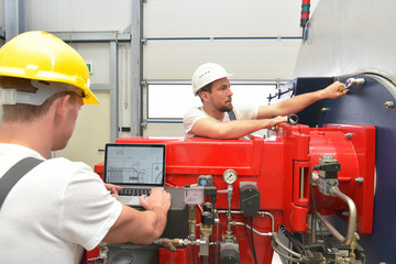 Monteure reparieren Maschine in einer Industrieanlage // Mechanics repairing machine in an...