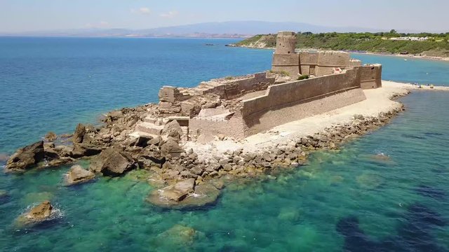 Vista aerea del castello aragonese di Le Castella, Le Castella, Calabria, Italia: il Mar Ionio, costruito su una piccola striscia di terra che domina la Costa dei Saraceni
