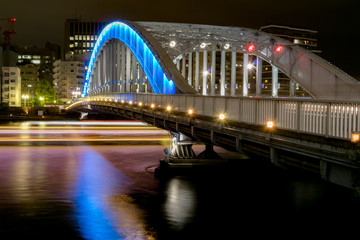 永代橋のライトアップと屋形船のレーザービーム