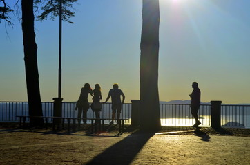 Menschen schauen auf den Bolsenasee