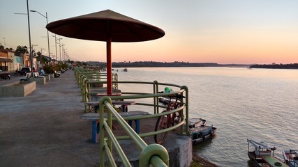 O lindo por do sol na orla.
