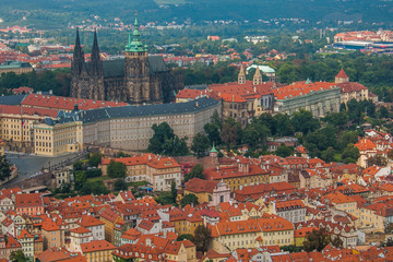 Naklejka na ściany i meble Veduta aerea del castello e della cattedrale di San Vito a Praga