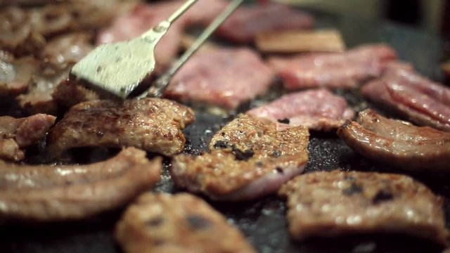 Salamelle alla piastra che cuociono