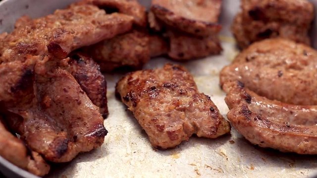 Salamelle alla piastra che cuociono