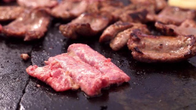 Salamelle alla piastra che cuociono