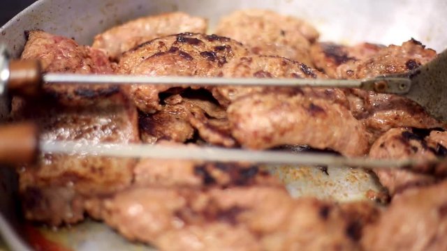 Salamelle alla piastra che cuociono