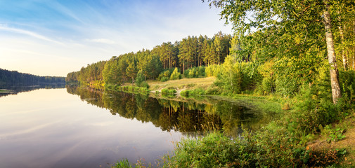 Fototapeta premium панорама осеннего пейзаж на Уральском озере, вечером, Россия