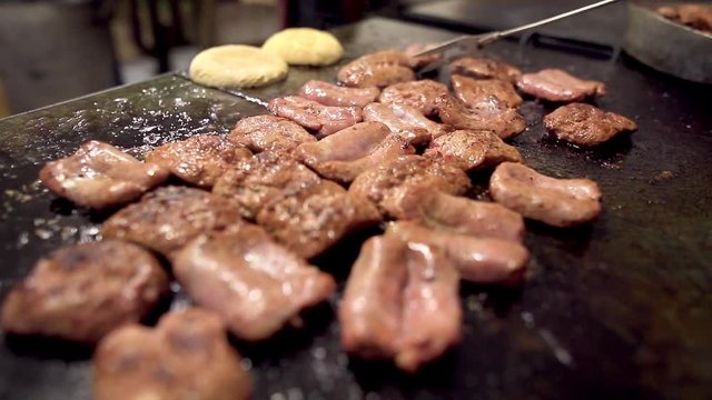 Salamelle alla piastra che cuociono