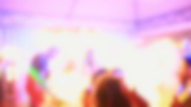 Concerto live con persone sfocate che ballano