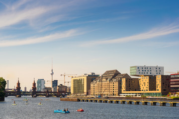 Skyline von Berlin und Spree in Deutschland