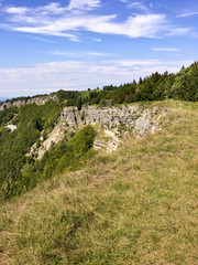 Fototapeta na wymiar Roche Fauconnière: falaise calcaire de plus de 150 m de haut
