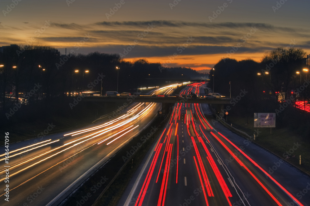 Wall mural Autobahn A96, Dämmerung und Nacht mit farbigen Spuren fahrender Autos. München, Bayern, Deutschland