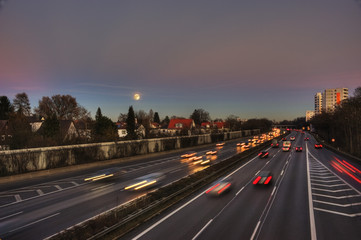 Autobahn A96, Dämmerung und Nacht mit farbigen Spuren fahrender Autos. München, Bayern,...