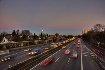 Autobahn A96, Dämmerung und Nacht mit farbigen Spuren fahrender Autos. München, Bayern, Deutschland
