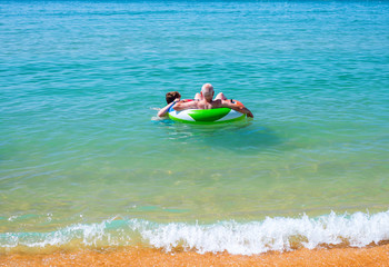couple de retrait&eacute;s dans un lagon