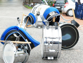 Abgestellte Instrumente des Musikkorps