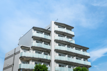 東京　世田谷の高層住宅と青空１
