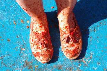 Ludzkie stopy w butach, pokryte pomidorową papką. La tomatina Hiszpania. - obrazy, fototapety, plakaty