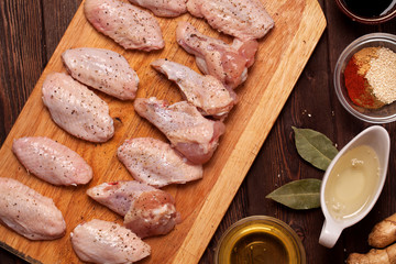 raw chicken wings on a wooden table.