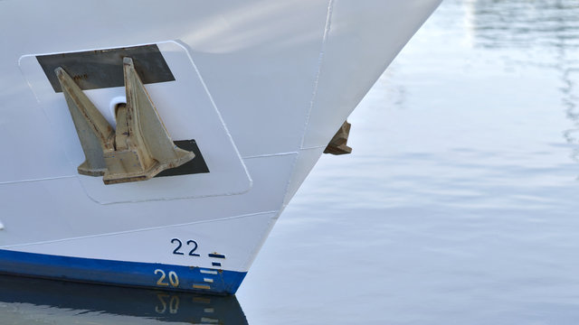 Wei&szlig;er Schiffsbug mit Anker und Wasser