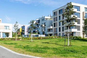 Moderner Gebäudekomplex in einem Wohngebiet