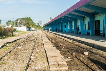Fototapeta na wymiar CAMAGUEY, CUBA - JAN 25, 2016: Railway station in Camaguey.