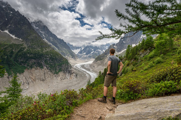 Naklejka premium Wanderer geniesst Aussicht auf den Mer de Glace Gletscher bei Montenvers, Chamonix