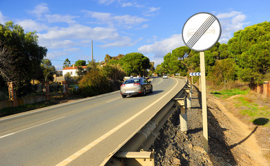 Señal de tráfico, final de prohibido adelantar