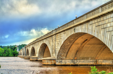 Naklejka premium Arlington Memorial Bridge przez rzekę Potomac w Waszyngtonie