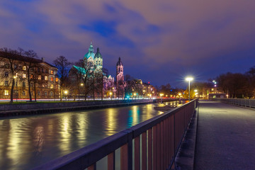 Obraz premium Saint Lucas Church, the largest Protestant church in Munich, and Isar River at night, Bavaria, Germany