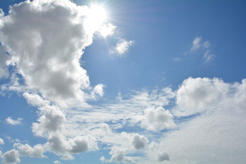 Sonne scheint durch Wolken mit blauem Himmel