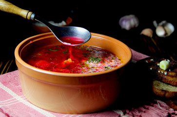 суп из свеклы с гренками и чесноком