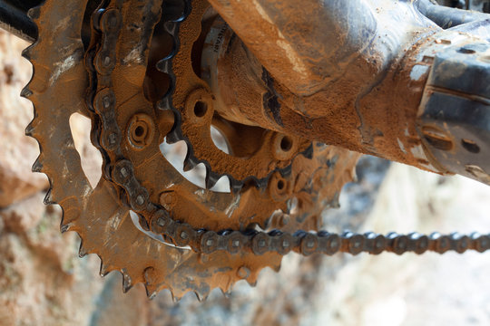 Mud dirty ring chain and chain in a mountain bike