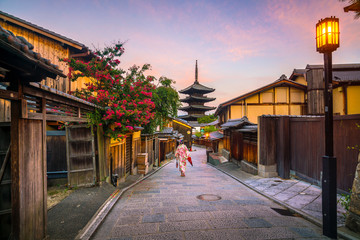 Japanisches Mädchen in Yukata mit rotem Regenschirm in der Altstadt von Kyoto