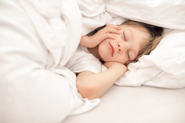 Obraz na płótnie Canvas Child sleeping in bed
