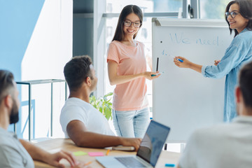 Obraz premium Nice young woman assisting a training officer